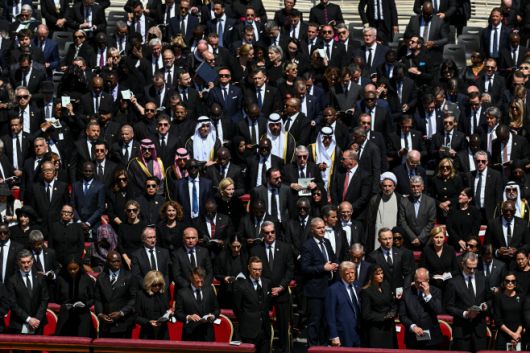 도널드 트럼프 미국 대통령 부부 등 전 세계 정상과 주요 인사들이 26일(현지시간) 바티칸에서 진행된 프란치스코 교황 장례미사에 참석하고 있다./로이터·연합