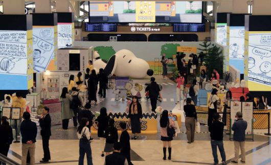 강남점 1층 오픈스테이지에 마련된 피너츠 팝업스토어 전경./신세계백화점