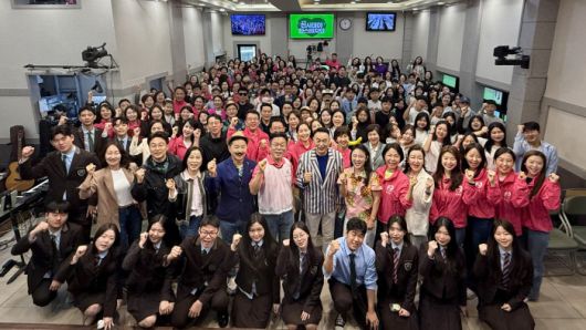 홀리씨즈교회와 홀리씨즈교회학교(HSS)가 26일 개최한 ‘제13회 천사데이 찬스바자회’ 개회예배 후 서대천 홀리씨즈교회 담임목사와 김재환 준비위원장 등 성도들이 화이팅을 외치고 있다. / 사진=홀리씨즈교회