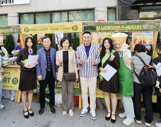 홀리씨즈교회와 홀리씨즈교회학교(HSS)가 26일 개최한 ‘제13회 천사데이 찬스바자회’에서 서대천 홀리씨즈교회 담임목사(오른쪽에서 세번째)와 행사장을 방문한 이숙자 서울시의회 운영위원장(왼쪽에서 세번째), 박기열 전 서울시의회 부의장(왼쪽에서 두번째)이 현장 안내를 맡은 HSS 학생들과 성도들이 기념촬영을 하고 있다. / 사진=홀리씨즈교회