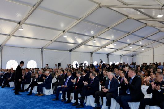 28일(현지시간) 미국 버지니아주 체서피크에서 진행된 LS그린링크 해저케이블 제조 공장 착공식 참석자들이 구본규 대표이사에게 박수를 치고 있다./(체서피크)하만주 특파원