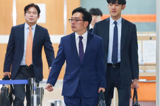 12·3 비상계엄 사태 관련 내란중요임무 종사 혐의를 받는 윤승영 전 경찰청 국가수사본부 수사기획조정관(치안감)이 29일 서울 서초구 서울중앙지방법원에서 열린 1심 속행공판에 출석하고 있다./연합뉴스