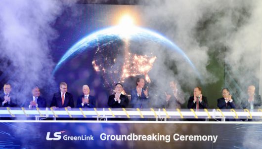 릭 웨스트 미국 버지니아주 체서피크 시장(왼쪽 네번째부터)·구본규 LS전선 대표이사·글렌 영킨 버지니아주 지사 등이 28일(현지시간) 미국 버지니아주 체서피크에서 진행된 LS그린링크 해저케이블 제조 공장 착공식에서 축하 박수를 치고 있다./(체서피크)하만주 특파원