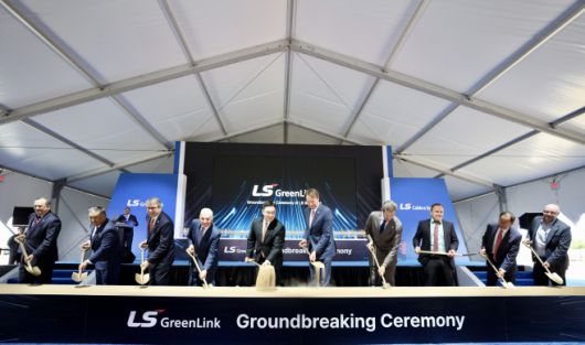 릭 웨스트 미국 버지니아주 체서피크 시장(왼쪽 네번째부터)·구본규 LS전선 대표이사·글렌 영킨 버지니아주 지사 등이 28일(현지시간) 미국 버지니아주 체서피크에서 진행된 LS그린링크 해저케이블 제조 공장 착공식에서 첫 삽을 뜨는 행사를 하고 있다./(체서피크)하만주 특파원