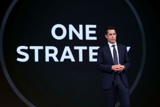 로빈 콜건 JLR 코리아 대표가 30일 포시즌스 호텔 서울에서 열린 기자간담회에서 '원(One) 전략'을 발표하고 있다. / JLR 코리