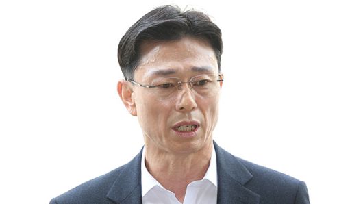임성근 전 해병대 1사단장이 해병대 채모 상병 순직사건 외압 의혹의 수사 포렌식 참관을 위해 지난 23일 경기도 과천 고위공직자범죄수사처(공수처)로 들어서며 입장문을 읽고 있다. /연합뉴스
