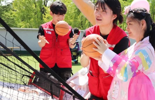 LG전자 임직원으로 구성된 '라이프스굿 봉사단'이 지난 30일 서울 강동구에 위치한 암사재활원을 찾아 장애 아동·청소년들과 다양한 체험 활동을 진행했다. /LG전자