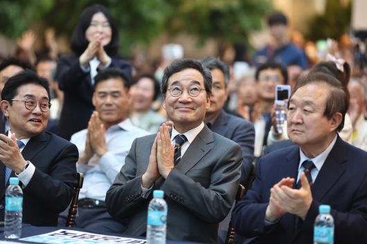 이낙연 새미래민주당 상임고문(앞줄 가운데)이 17일 서울 용산구 전쟁기념관에서 열린 ‘새미래민주당, 개헌연대 국민대회’에서 박수를 치고 있다. /연합