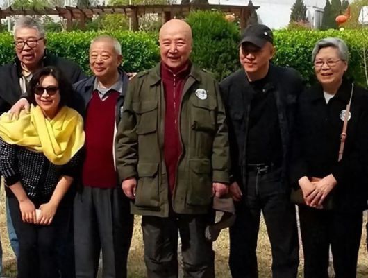 리롄제(오른쪽 두번째)가 이혼 25년 만인 2015년에 지인들과 함께 전처인 황추옌(왼쪽 여성)을 만났을 때의 모습. 10년 후 황의 모습이 충분히 짐작이 간다고 할 수 있을 것 같다./바이두.