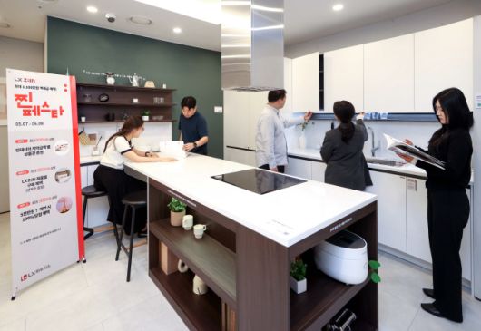 LX하우시스의 인테리어 고객 할인행사 '찐페스타'를 맞아 '지인스퀘어 영등포' 전시장을 방문한 고객들이 '셀렉션' 주방가구 제품을 살펴보고 있다./LX하우시스