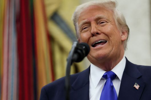 도널드 트럼프 미국 대통령이 5일(현지시간) 백악관에서 2027년 미국프로풋볼(NFL) 신인 드래프트(신인 선수 선발)를 워싱턴 D.C.에서 개최할 것이라고 발표하고 있다./로이터·연합