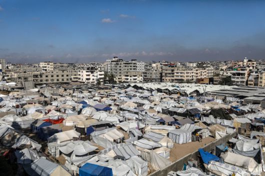 팔레스타인 가자지구 북부와 가자시티 동쪽에서 이주한 피란민 수천명이 거주하고 있는 가자시티 중심부의 알 야르무크 경기장 옆 텐트촌으로 5일(현지시간) 찍은 사진./EPA·연합