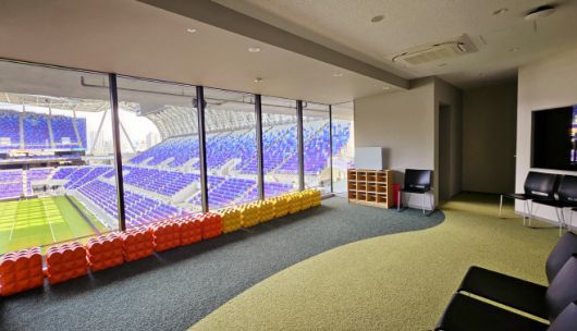 에디온 피스 윙 내부에 마련된 센서룸. 감각 민감 관객을 위한 배려 공간으로, 실내에서도 경기장을 조망할 수 있는 구조로 설계됐다. / 사진 전형찬 선임기자