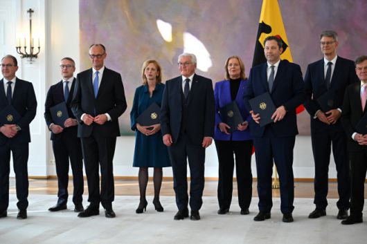 프리드리히 메르츠 신임 독일 총리(왼쪽 두번째)와 17명의 장관들이 6일(현지시간) 베를린 벨뷰 궁전에서 프랑크발터 슈타인마이어 대통령(세번째)으로부터 임명장을 받고 기념사진을 찍고 있다./로이터·연합