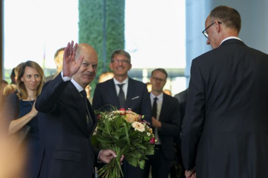 프리드리히 메르츠 독일 총리(오른쪽)가 6일(현지시간) 베를린 총리실에서 진행된 정부 이양식에서 떠나는 올라프 숄츠 전 총리를 바라보고 있다./EPA·연합