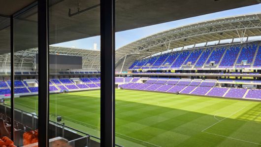 센서룸 내부에서 바라본 전경. 일반 관객과 같은 시야로 경기를 관람할 수 있도록 개방된 설계가 적용됐다. / 사진 전형찬 선임기자