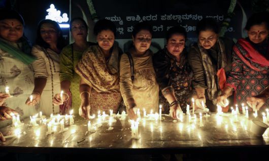 지난달 22일 인도령 카슈미르 파할감에서 관광객을 상대로 한 테러가 발생했다. 다음날인 23일, 인도 벵갈루루에서 테러 희생자들을 추모하며 촛불을 밝히고 있는 여성들의 모습/EPA 연합뉴스