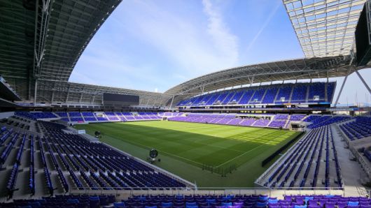 푸른 잔디와 울트라마린 블루 좌석이 대비를 이루는 에디온 피스 윙의 메인 필드. 관객과 선수 사이 거리를 최소화한 설계가 돋보인다. / 사진 전형찬 선임기자