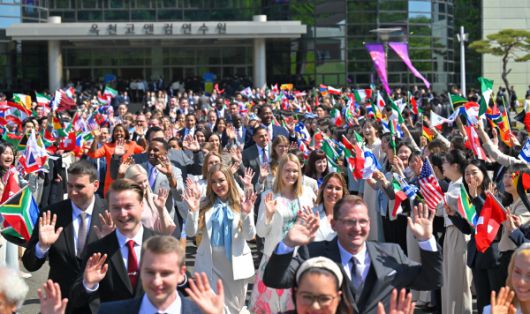 충북 옥천고앤컴연수원에서 열린 글로벌 문화행사에 참가한 외국인 방문단./제공=하나님의교회