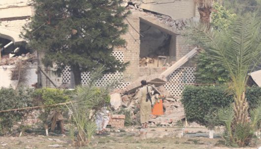 7일 파키스탄 펀자브주 무리드케 지역에 인도의 미사일이 떨어진 현장에서 민간 경비원이 경계 근무를 서고 있다. 인도는 지난달 22일 인도령 카슈미르에서 관광객을 상대로 발생한 총기 테러에 대한 보복으로 7일 파키스탄 내 9개 지역에 '정밀 타격'을 가했다고 밝혔다/EPA 연합뉴스