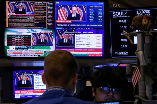 7일(현지사간) 미국 뉴욕증권거래소(NYSE) 내 모니터에 제롬 파월 연방준비제도(Fed·연준) 의장의 인터뷰가 방영되고 있다./로이터·연합