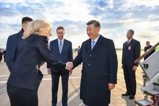 7일 모스크바에 도착한 시진핑 중국 총서기 겸 국가주석이 환영을 나온 러시아 측 인사들의 영접을 받고 있다./신화통신.