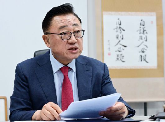 고동진 국회의원이 지난 7일 의원회관에서 진행된 본지와의 인터뷰에서 질문에 답하고 있다. /이병화 기자