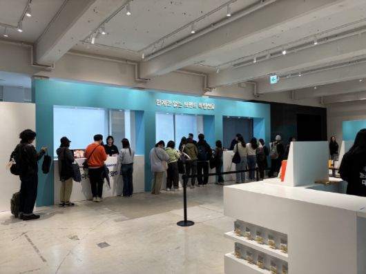 9일 서울 성동구 성수동 'XYZ Seoul'에서 열린 배민 '계란프라이데이' 팝업스토어에서 방문객들이 B마트에 입점한 하겐다즈와 라라스윗, 롯데칠성, 동국제약 등 다양한 브랜드에서 준비한 선물을 받기 위해 줄을 서서 기다리고 있다./박진숙 기자 act@asiatoday.co.kr