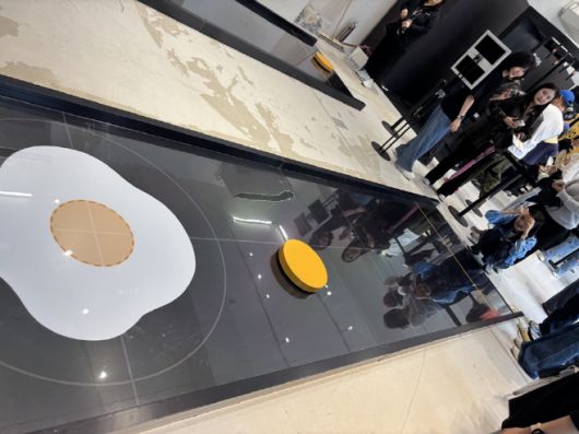 9일 서울 성동구 성수동 'XYZ Seoul'에서 열린 배민 '계란프라이데이' 팝업스토어의 미니 게임인 '완벽의 한계란'에서 방문객들이 흰자 한가운데 노른자를 올리는 컬링 게임게임을 하고 있다./박진숙 기자 act@asiatoday.co.kr