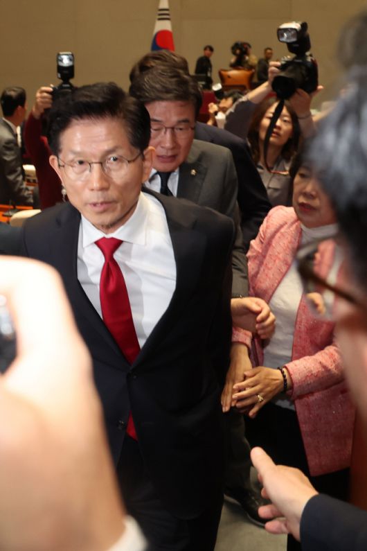 국민의힘 김문수 대선 후보가 9일 서울 여의도 국회에서 열린 의원총회에서 권영세 비상대책위원장이 단일화를 압박하는 발언을 하고서 퇴장하자 바로 이어서 의총장을 나가고 있다./연합뉴스
