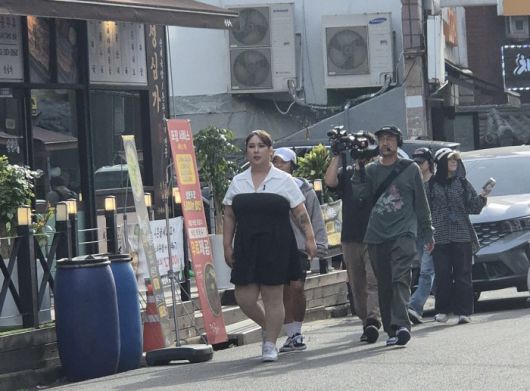 지난 8일 안양 시내에서 포착된 풍자(맨 왼쪽)와 '또간집' 제작진. /독자 제공