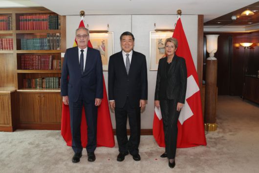 카린 켈러-주터 스위스연방 대통령(오른쪽)과 기 파르믈랭 경제부 장관(왼쪽)이 9일(현지시간) 허리펑(何立峰) 중국공산당 정치국 위원 겸 국무원 부총리와 기념사진을 찍고 있다./신화·연합