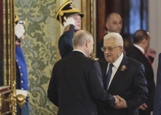 블라디미르 푸틴 러시아 대통령(왼쪽)이 10일 러시아 모스크바 크렘린궁에서 마무드 아바스 팔레스타인 자치정부(PA) 수반을 맞이하고 있다./EPA·연합