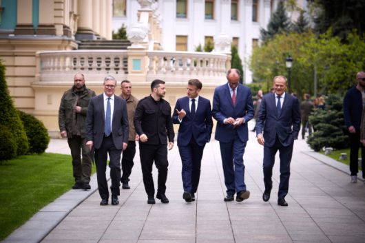 키어 스타머 영국 총리(왼쪽부터)·볼로디미르 젤렌스키 우크라이나 대통령·에마뉘엘 마크롱 프랑스 대통령·프리드리히 메르츠 독일 총리·도날트 투스크 폴란드 총리가 10일(현지시간) 우크라이나 키이우 거리를 걸어가면서 대화를 나누고 있다./우크라이나 대통령실 공보국 제공·UPI·연합