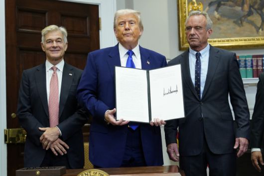 도널드 트럼프 미국 대통령(가운데) 12일(현지시간)이 백악관 루즈벨트룸에서 의약품 가격 인하 관련 행정명령에 서명한 후 메흐메트 오즈 메디케어·메디케이드 서비스센터(CMMS) 센터장(왼쪽)과 로버트 F. 케네디 주니어 보건복지부 장관 등과 기념사진을 찍고 있다./EPA·연합