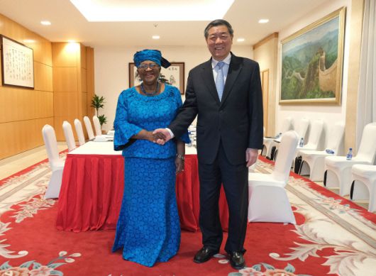 허리펑(何立峰) 중국 국무원 부총리(오른쪽)가 11일(현지시간) 스위스 제네바에서 응고지 오콘조-이웰라 세계무역기구(WTO) 사무총장과 기념사진을 찍고 있다./AP·연합