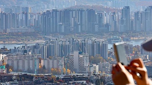 서울 등 주요 지역 집값 상승세에 탄력이 붙자 향후 시세 차익을 얻기 위해 아파트 등 주택을 매입하는 외국인이 늘고 있다는 게 전문가들의 분석이다. 서울 시내 아파트 단지들 모습. /연합뉴스