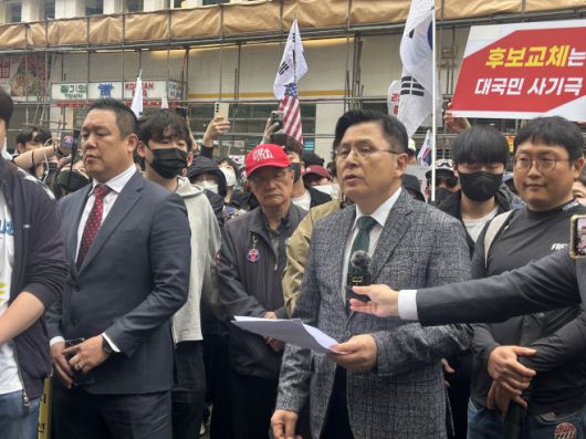 황교안 무소속 대선 후보가 10일 국민의힘 중앙당사 앞에서 기자회견을 하고 있다./박영훈 기자