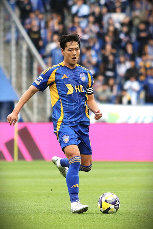 울산의 주장 김영권이 후방 빌드업을 이끌고 있다. 베테랑 수비수 김영권은 클럽월드컵에서도 울산 수비진의 중심축으로, 경기 운영의 안정감을 제공할 예정이다. / 사진 전형찬 선임기자