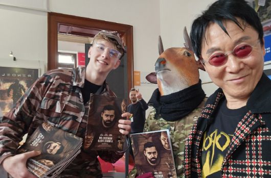 독립 영화 '롤링 스톤'의 연출자이자 제작자인 신톡 감독(오른쪽)이 몇 년전 베를린 국제영화제를 방문했을 당시 해외 영화인들과 함께 한 모습이다./제공=신톡 감독