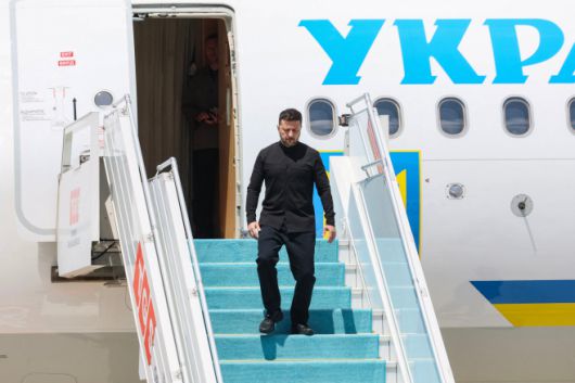 볼로디미르 젤렌스키 우크라이나 대통령이 15일(현지시간) 튀르키예 앙카라 국제공항에 도착해 비행기에서 내리고 있다./AFP·연합