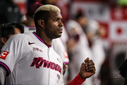 야시엘 푸이그가 덕아웃에서 경기를 지켜보고 있다. /키움 히어로즈