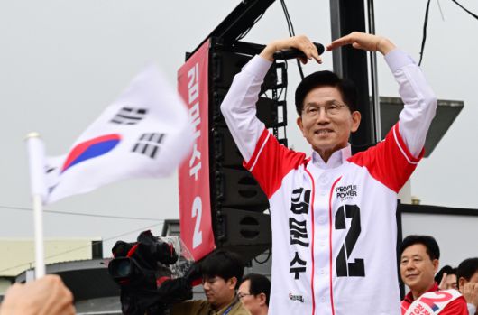 김문수 국민의힘 대선 후보가 16일 경기 수원시 팔달구 지동시장을 찾아 시민들에게 지지를 호소하며 손하트를 만들어 보이고 있다. /(수원) 이병화 기자