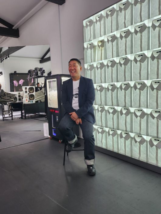 김훈 칼 라거펠트 수석 크리에이티브 디렉터가 팝업스토어 장소로 '성수동'을 택한 이유에 대해 설명하고 있다./장지영 기자