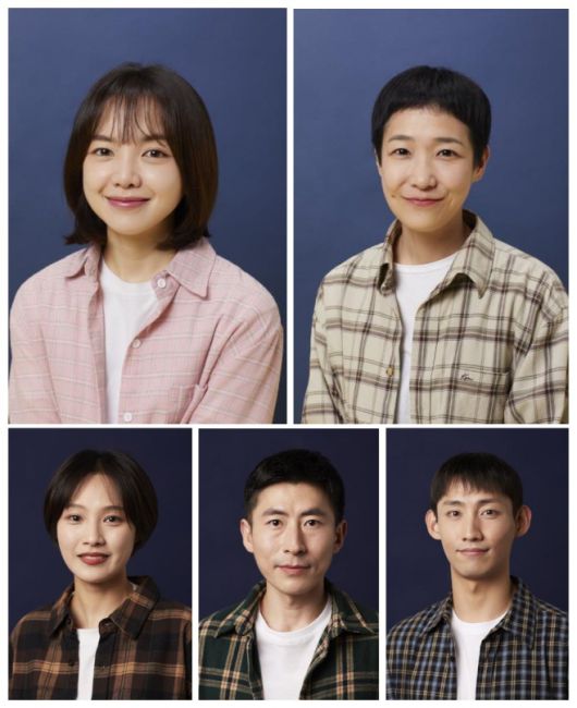 연극 '이상한 나라의, 사라' 출연진. (윗줄 왼쪽부터) 사라 역 이다혜, 해설자 역 원인진. (아랫줄 왼쪽부터) 코러스 김란희, 김덕환, 이정진. / 사진 창작집단 상상두목