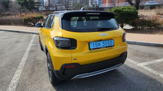 지프 어벤저의 뒷모습./김정규 기자