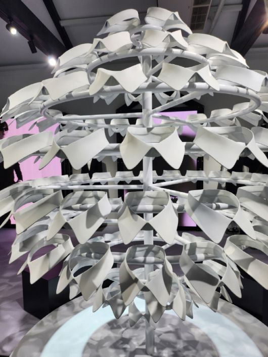 서울 성수동 칼 라거펠트 몰입형 팝업 내부에 전시된 '칼 셔츠칼라트리'./장지영 기자