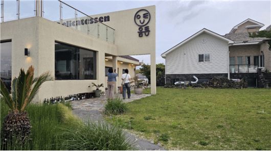 조익현 셰프가 운영하는 '옴튼'. 샤퀴테리(육가공품, 특히 햄과 소시지류)전문 레스토랑이다.장소는 제주시 구좌읍 세화리 해변에 있다./부두완 기자