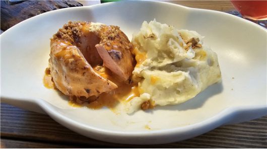 제주도 로컬 재료인 제주 흑돼지로 만든 샤퀴테리. 메뉴명은 아부오름이다. 아부오름은 구좌 송당리에 있다. 이 요리와 생맥주는 묘하게 서로를 끌어주는 느낌이있다../부두완 기자