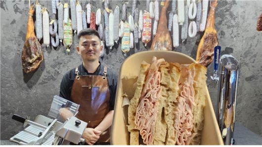 다양한 요리부터 식자재 개발까지 상세하게 설명하는 조익현 셰프가 카메라를 향해 포츠를 취하고 있다./부두완 기자